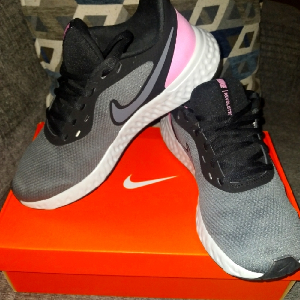 Nike Revolution 5 Size 8 1/2